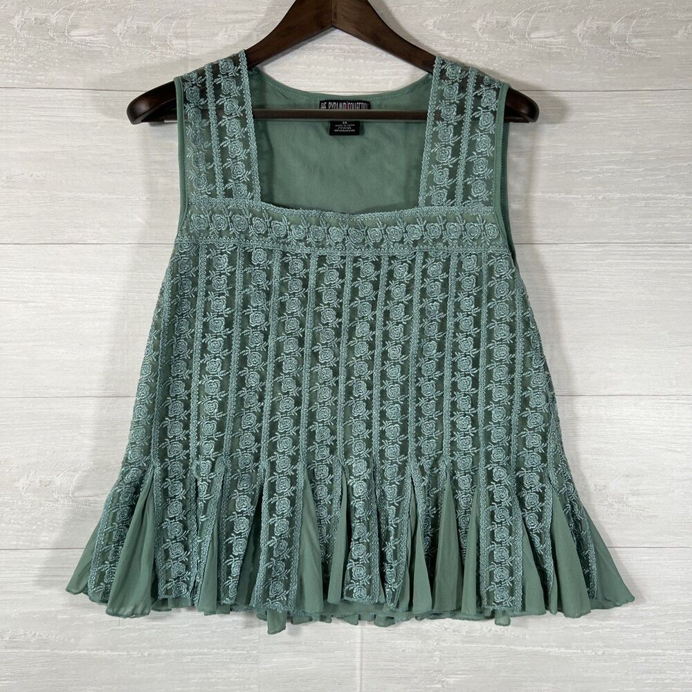 The Pyramid Collection Cottage core Whimsical Sleeveless Embroidered Tank 1x Top